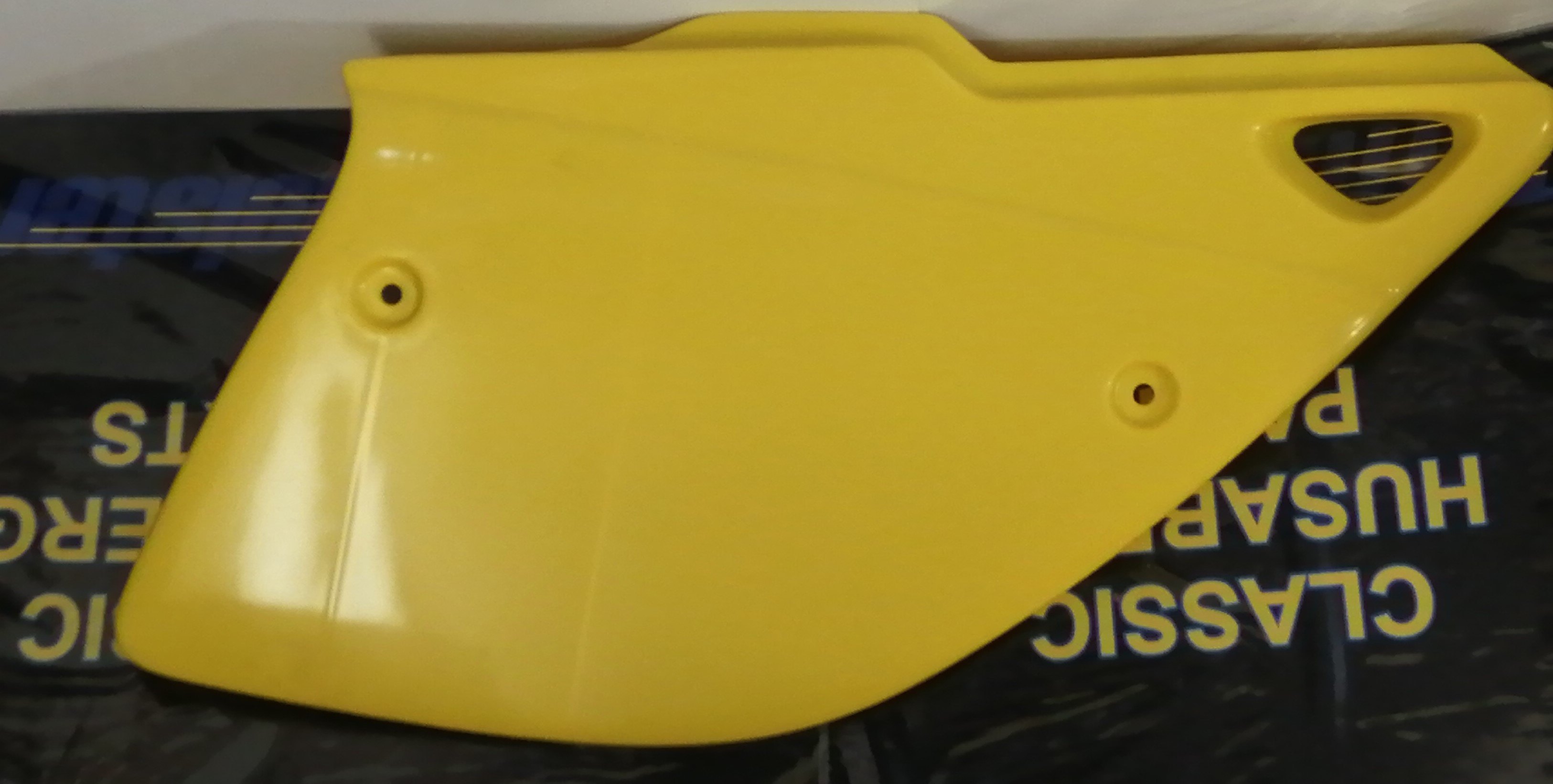 199142 - (16013602) Side Panel Right Side (Old Yellow) 1999